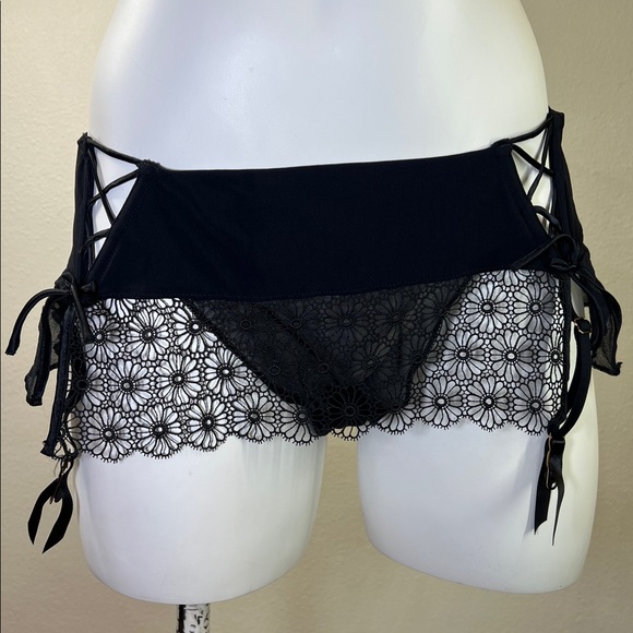 Victoria's Secret Very Sexy Black Lace Garter Thong LARGE - Picture 1 of 8